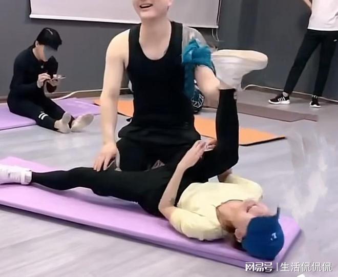 Bsports必一体育精干男锻练教瑜伽时跟女生密切打仗并请求把腿翻开真怕他不由得(图4)