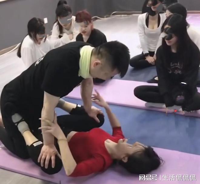 Bsports必一体育精干男锻练教瑜伽时跟女生密切打仗并请求把腿翻开真怕他不由得(图3)