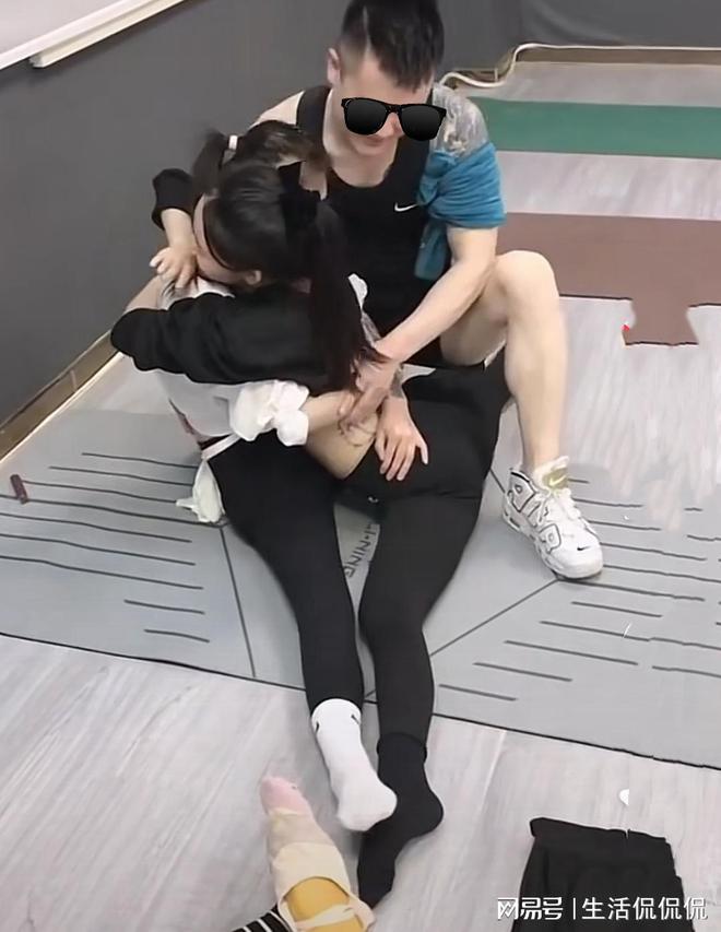 Bsports必一体育精干男锻练教瑜伽时跟女生密切打仗并请求把腿翻开真怕他不由得(图6)