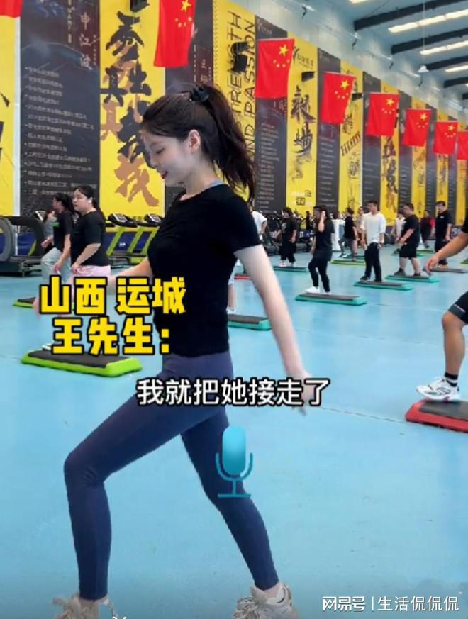 Bsports必一体育精干男锻练教瑜伽时跟女生密切打仗并请求把腿翻开真怕他不由得(图11)