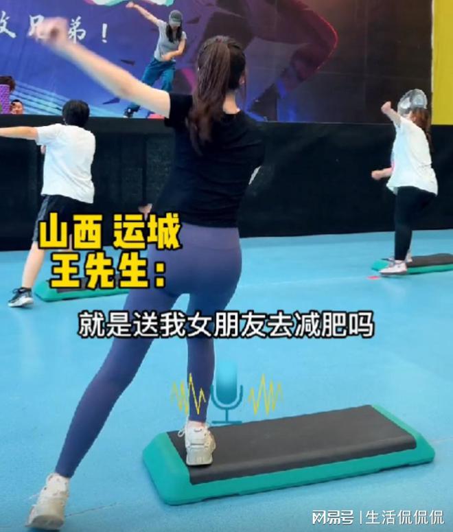 Bsports必一体育精干男锻练教瑜伽时跟女生密切打仗并请求把腿翻开真怕他不由得(图9)
