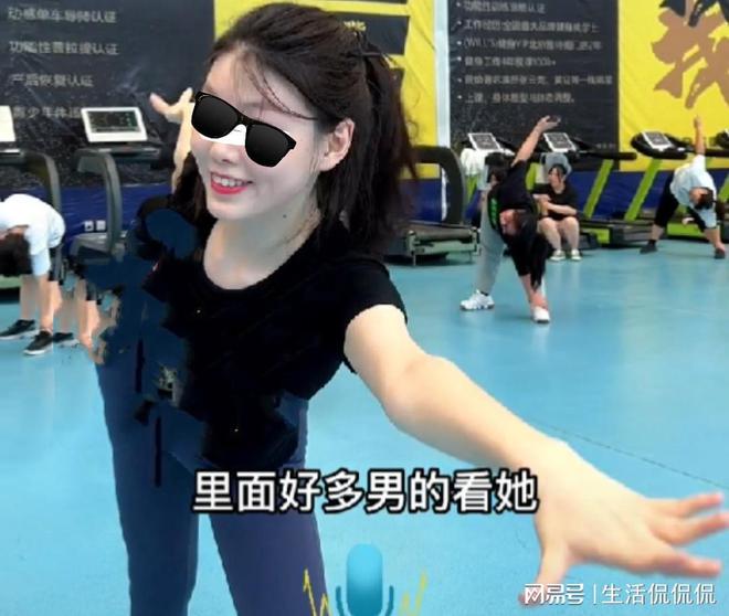 Bsports必一体育精干男锻练教瑜伽时跟女生密切打仗并请求把腿翻开真怕他不由得(图8)