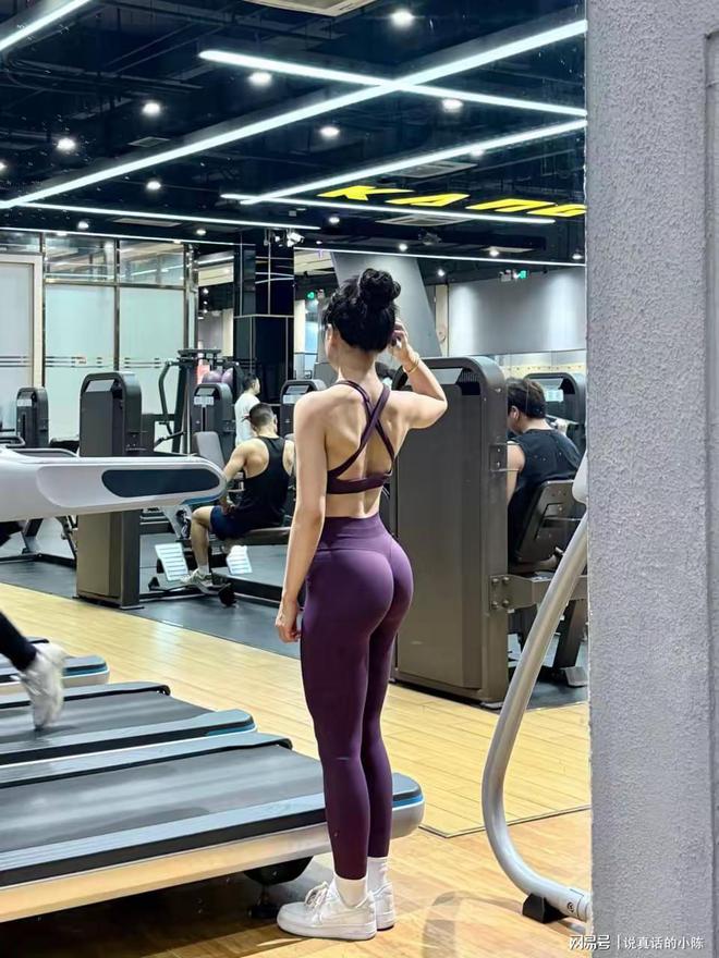必一体育新型擦边来袭健身房挂羊头卖狗肉美男穿瑜伽裤卖弄风骚擦边(图1)