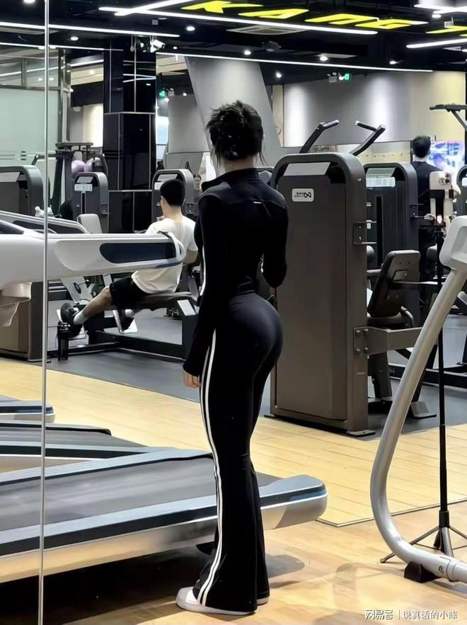 必一体育新型擦边来袭健身房挂羊头卖狗肉美男穿瑜伽裤卖弄风骚擦边(图2)