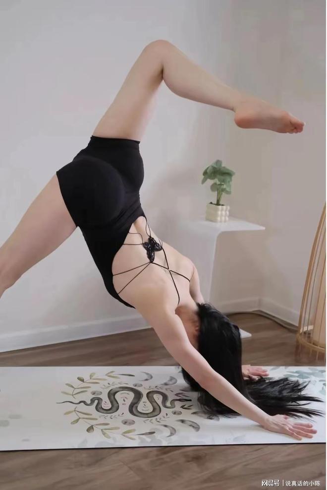 必一运动官网美人女子秀瑜伽高难度行动让人不能自休(图2)