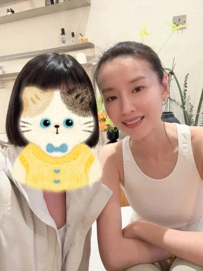 BSports45岁董洁的形态真好！灰色网纱镂空开衫+红色T恤时兴又减龄！(图1)