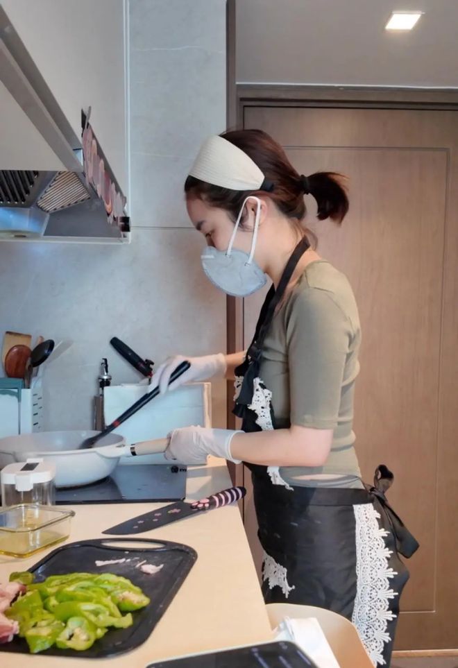 必一体育穿瑜伽裤上门做饭月入2万女子最新回应：不是为了流量(图2)